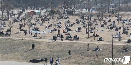 지난 8일 한강 여의도 공원. 전문가들은 "아직 사회적 거리두기 실천이 꼭 필요한 시점"이라 조언한다. /사진=뉴스1