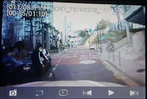 보배드림에 올라온 3월28일 어린이보호구역 자전거 무단횡단 어린이 교통사고 블랙박스영상. 반대 차선에 신호대기로 정차된 차량들 사이에서 어린이가 자전거를 탄 채 무단횡단을 하며 차량 앞에 갑자기 나타났다. 차량과 충돌한 어린이는 당일 '염좌'진단을 받고 귀가했으나 30일(월) 병원에 입원했다./영상=보배드림 교통사고 게시판