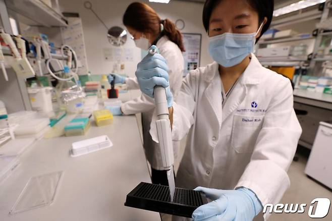 (성남=뉴스1) 조태형 기자 = 28일 오후 경기도 성남시 한국파스퇴르연구소에서 연구원들이 신종 코로나바이러스 감염증(코로나19) 치료제 개발 연구를 하고 있다. 2020.2.28/뉴스1