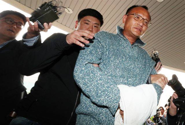 2018년 11월 양진호 한국미래기술 회장이 경기 수원 경기남부지방경찰청에 압송되고 있다. 양씨는 국내 1위 웹하드 업체 실소유주로, 음란물 유통 금지 규정을 위반한 혐의, 불법 촬영 등 총 9개 혐의로 재판을 받고 있다. 뉴스1