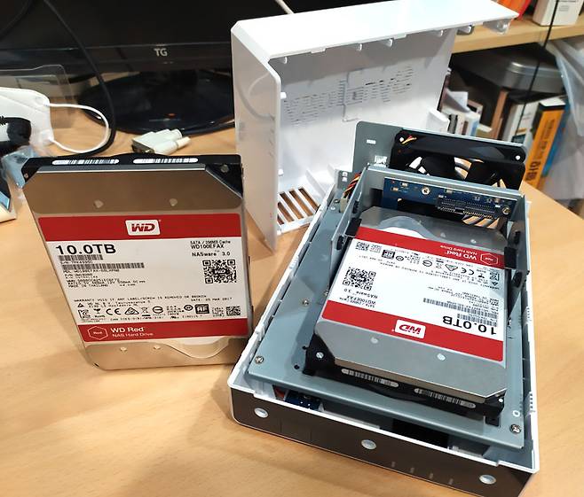 NAS 전용 HDD인 WD Red 10TB 2개를 설치하는 모습