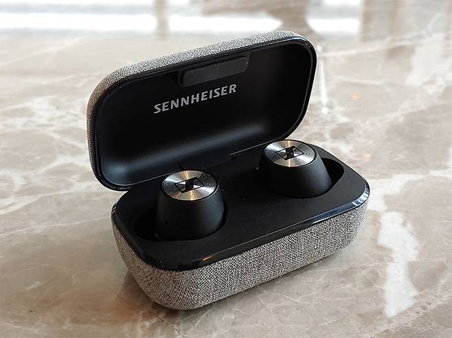 프리미엄 완전 무선 이어폰의 교과서 같았던 젠하이저 모멘텀 트루 와이어리스.