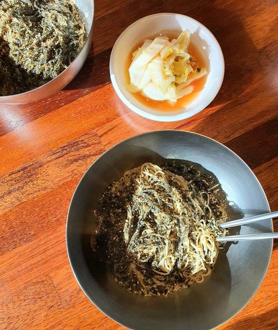 용인 수지의 '고기리막국수'의 들기름 막국수. 메밀 면에 들기름과 발효간장을 더하고 김가루와 참깨를 듬뿍 뿌려 낸다. 사진 고기리막국수