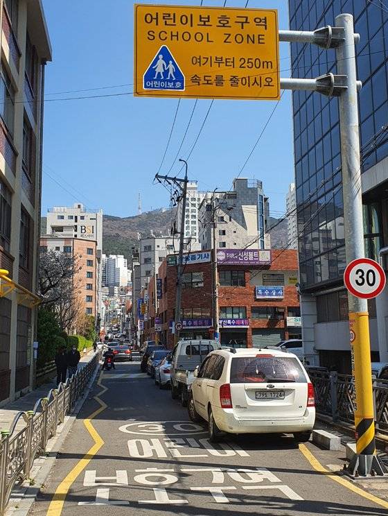 민식이법' 시행 첫날인 지난달 25일 부산진구 한 초등학교앞에 차량들이 줄지어 불법 주차돼 있다.[연합뉴스]