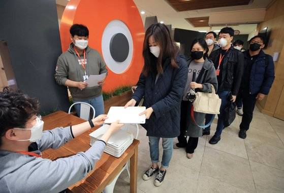 티몬 직원들이 서울 강남구 본사에서 코로나19 위기경보 격상에 따른 재택근무를 위해 노트북을 수령하고 있다. 뉴스1