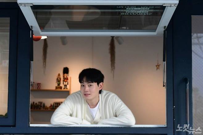 최근 종영한 드라마 '이태원 클라쓰' 에서 최승권 역으로 열연을 펼친 배우 류경수가 31일 오후 서울 마포구 한 카페에서 CBS노컷뉴스와 인터뷰 전 포즈를 취하고 있다. (사진=황진환 기자)