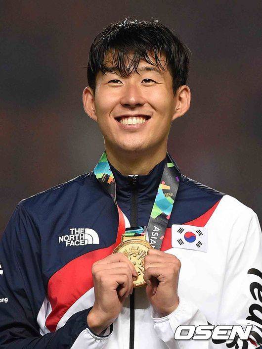 [OSEN=보고르(인도네시아), 이대선 기자]한국 손흥민이 금메달을 들고 포즈를 취하고 있다./ sunday@osen.co.kr