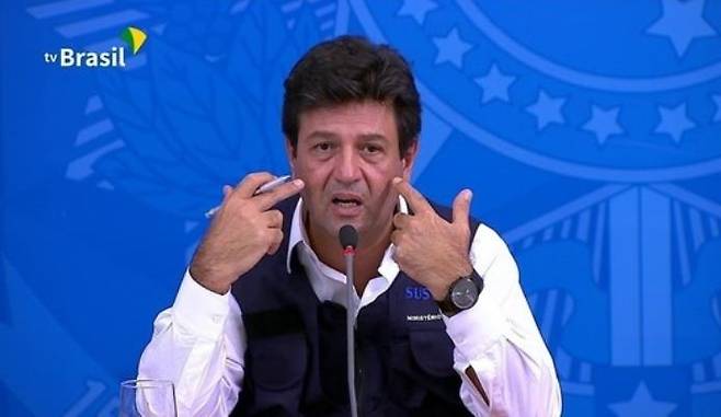 브라질 보건장관 루이스 엔히키 만데타 브라질 보건부 장관이 코로나19 현황에 관해 설명하고 있다. [국영 TV 브라질]