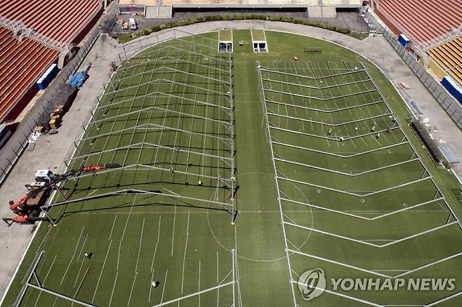브라질 축구장에 들어서는 코로나19 야외병동 (상파울루 AP=연합뉴스) 브라질 상파울루 파카엠부 축구 경기장에서 지난달 23일(현지시간) 인부들이 신종 코로나바이러스 감염증(코로나19) 환자 수용을 위한 야외병동을 세우고 있다. ucham1789@yna.co.kr