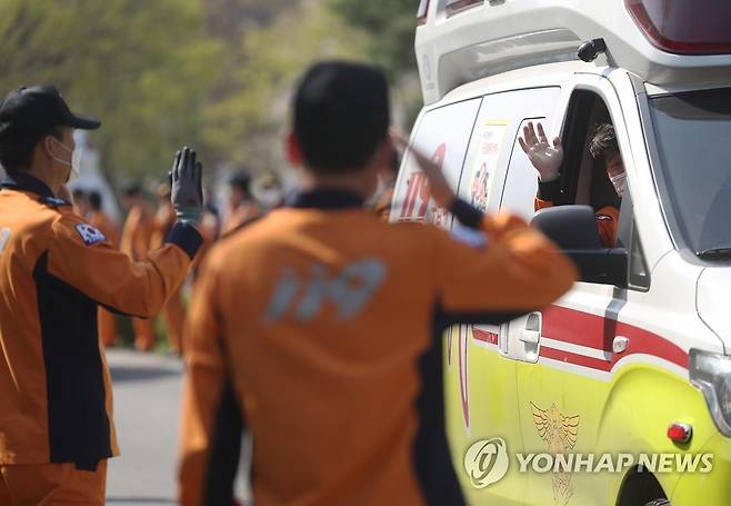 임무 마치고 복귀하는 구급차들 (대구=연합뉴스) 신준희 기자 = 신종 코로나바이러스 감염증(코로나19) 확진 환자 이송을 위해 다른 지역에서 지원된 119구급차와 구급대원들이 2일 오전 동원령이 해제됨에 따라 각 지역으로 복귀하며 대구 지역 소방대원들과 인사하고 있다. 2020.4.2 hama@yna.co.kr