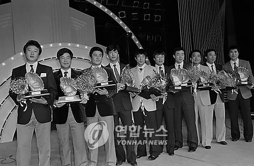 1986년 골든글러브 시상식에 참여한 선수들. 당시 장효조(오른쪽에서 세 번째)와 함께 외야수 골든글러브를 받았던 김종모(맨 오른쪽). 연합뉴스 제공