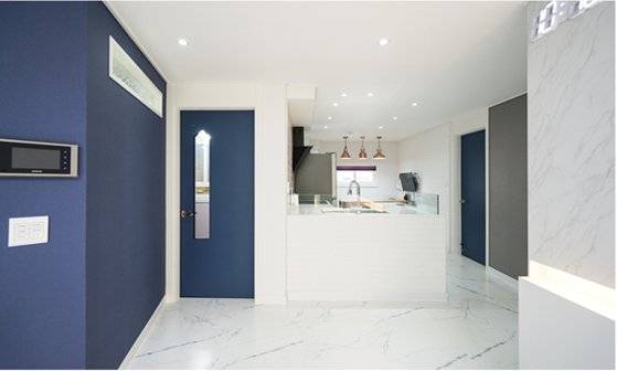 화이트톤에 딥블루 컬러 포인트 인테리어