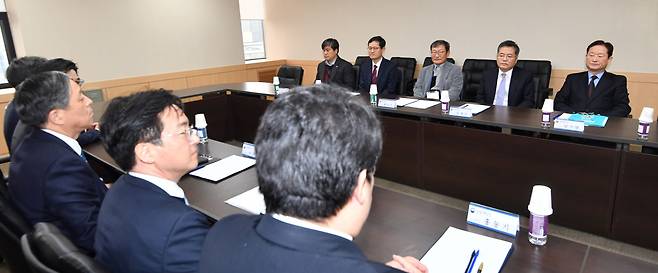 지난달 10일 정부서울청사에서 열린 고위공직자범죄수사처(공수처) 설립준비단 자문위원회 첫 회의에 남기명 단장(오른쪽) 등이 참석해 있다. 연합뉴스