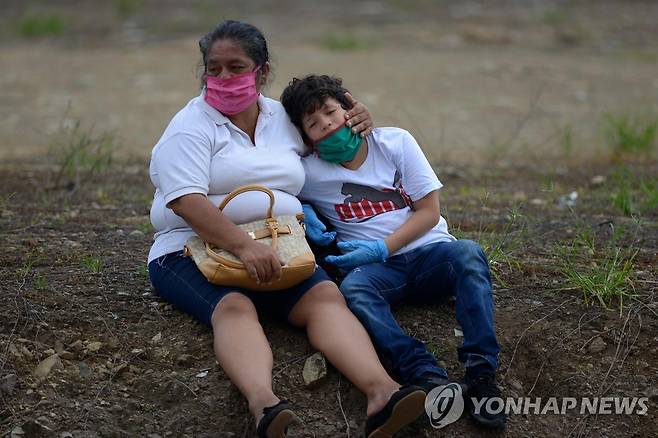 과야킬 한 묘지에서 애도하는 유족 [AFP=연합뉴스]