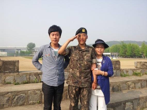 고 권대희씨가 군 복무 중 면회를 온 어머니, 형과 기념사진을 찍은 모습. 권씨는 전역 후 얼마 지나지 않아 성형외과에서 수술을 받던 중 중태에 빠져 49일만에 숨졌다. 고 권대희씨 유족 제공.
