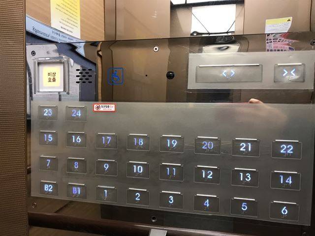 경기도 고양시 덕양구의 한 아파트 승강기 버튼에 3일 항균 필름이 붙어 있다. 이정은 기자