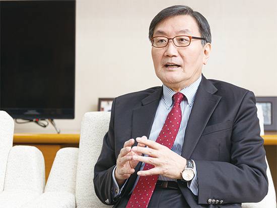 1949년생/ 서울대 경제학 학사/ 미 인디애나대 경제학 석사, 경영학 석·박사/ 미 미시간주립대 경영학 교수/ 세계은행 수석이코노미스트/ 우리금융그룹 부회장/ 딜로이트코리아 회장/ 외교통상부 국제금융대사/ 포스코 이사회 의장/ 금융위원장/ 국민연금공단 이사장 / 연세대 경제대학원 석좌교수/ 2019년 세계경제연구원 이사장(현)