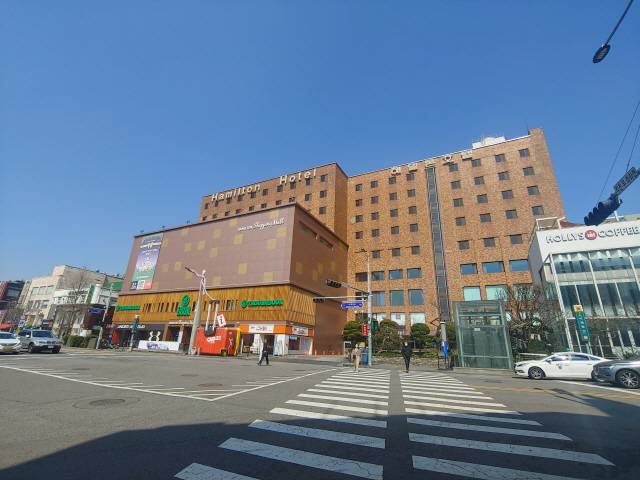 이태원을 상징하는 건물 중 하나인 ‘해밀턴 호텔’. 이태원을 찾는 사람들은 해밀턴 호텔을 중심으로 약속 장소를 잡고 이동 방향을 정한다. /사진=고병기기자