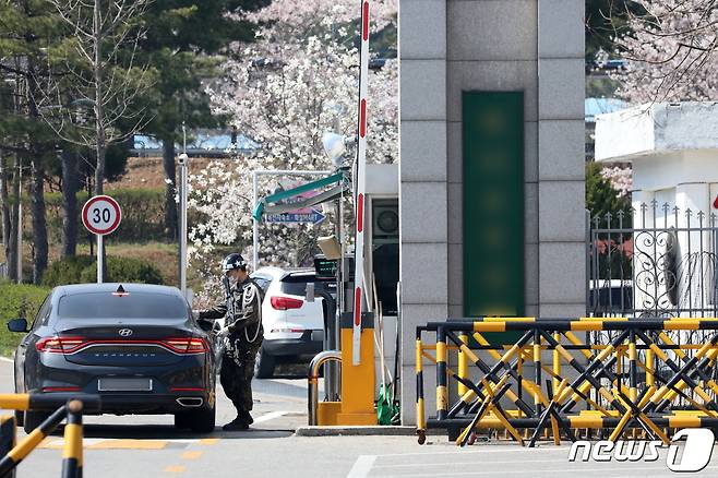 성착취물을 제작·유포한 텔레그램 '박사방' 'n번방'을 수사하고 있는 경찰은 지난 3일 조주빈(25)의 공범으로 알려진 20대 남성 A일병의 구체적 혐의를 확인하기 위해 군부대 압수수색을 진행했다. 3일 오후 압수수색이 진행된 것으로 알려진 경기도 소재 한 군부대에 차량이 출입하고 있다. /뉴스1 © News1 조태형 기자