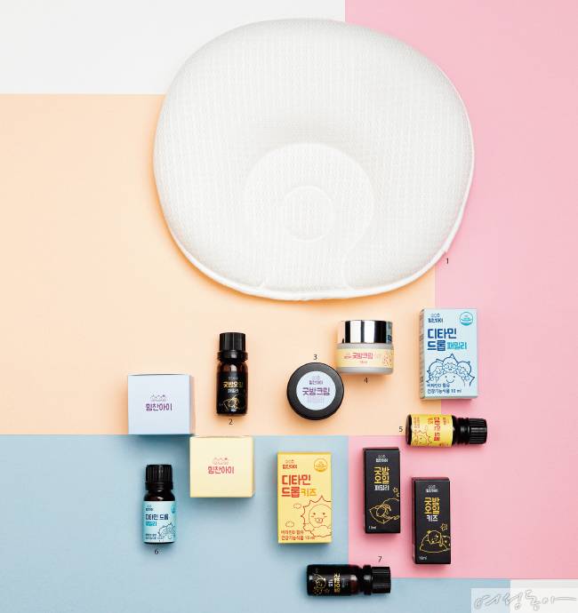 1 힘찬아이 동글 폼 베개 4만9천8백원.  2 힘찬아이 굿밤 오일 패밀리 10ml 2만9천8백원. 3 힘찬아이 굿밤 크림 패밀리 18ml 2만9천8백원.   4 힘찬아이 굿밤 크림 키즈 18ml 1만9천8백원.   5 힘찬아이 디타민 드롭 키즈 10ml 2만4천9백원.  6 힘찬아이 디타민 드롭 패밀리 10ml 3만3천8백원.  7 힘찬아이 굿밤 오일 키즈 10ml 2만9천8백원.