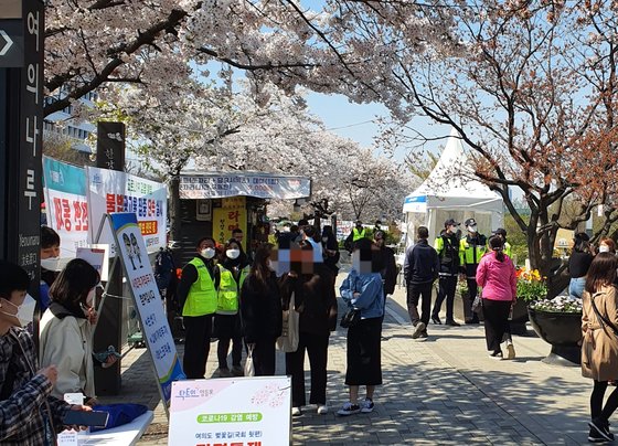 5일 서울 여의나루역 출입구 앞에 벚꽃 구경을 나온 시민들이 모여 있다. 이후연 기자