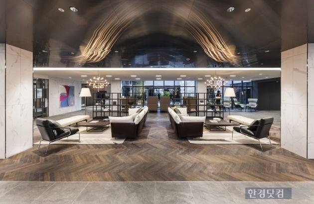 '과천 푸르지오 써밋'의 커뮤니티 시설로 들어가는 로비인 써밋 라운지. (자료 대우건설)