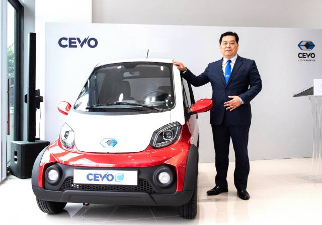 지난 1일 경기도 성남시 중원구에 위치한 캠시스 쎄보 서울·경기지점에서 김구수 캠시스 마케팅영업담당 전무가 쎄보-C옆에서 포즈를 취하고 있다./사진제공=캠시스