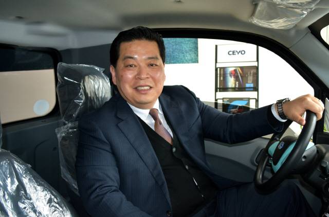 지난 1일 경기도 성남시 중원구에 위치한 캠시스 쎄보 서울·경기지점에서 김구수 캠시스 마케팅영업담당 전무가 쎄보-C에 탑승해 포즈를 취하고 있다./사진제공=캠시스