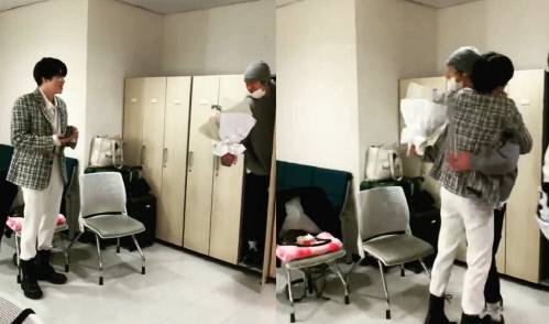 그룹 엑소 찬열(사진 오른쪽)이 5일 SBS‘인기가요’에서 첫 솔로무대를 펼친 수호를 위해 서프라이즈 이벤트를 선보였다. 출처|찬열SNS