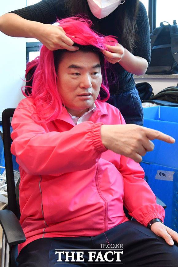 핑크 황소 변신을 위해 가발도 쓰고