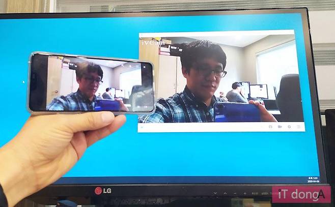 iVCam을 통해 스마트폰을 웹캠으로 이용하는 모습