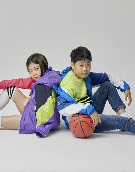 (왼쪽부터)박성경·이준율 학생모델이 스튜디오에서 포즈를 취하고 있다