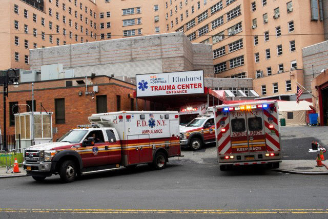 코로나19가 급격하게 확산하고 있는 미국 뉴욕 퀸스 지역의 엘름허스트 병원에 지난 5일(현지시간) 구급차들이 줄줄이 들어오고 있다. (사진=러이터/연합뉴스 제공)