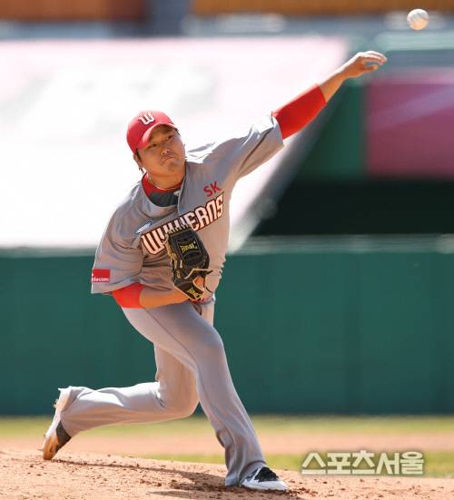 SK 와이번스 김태훈이 20일 인천SK행복드림구장에서 진행된 자체 청백전에서 선발로 나서 역투하고있다. 2020.03.20. 인천 |  김도훈기자 dica@sportsseoul.com