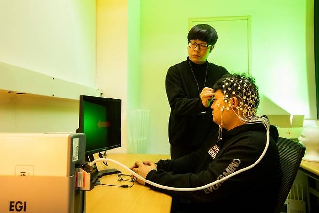 이보름 광주과학기술원(GIST) 의생명공학과 교수는 의사 출신 의공학자로 다양한 생체신호를 측정하고 분석해 질병의 특성을 파악하고 조기진단하는 연구를 하고 있다. 최근에는 인공지능(AI)을 이용해 의료영상이나 생체신호 분석을 더 정확하고 빠르게 하는 알고리즘을 개발하고 있다. 사진은 뇌파를 측정하는 장비를 사용해 실험하는 모습이다. 동아사이언스 제공