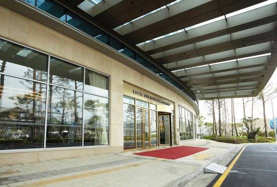 롯데시티호텔 김포공항이 신종 코로나바이러스 감염증(코로나19) 확진자 방문이 확인됨에 따라 임시 휴업에 들어간다고 2일 밝혔다.〈br〉  강서구청에 따르면 이 확진자는 지난달 26일부터 31일까지 이 호텔에 투숙했다. 연합뉴스