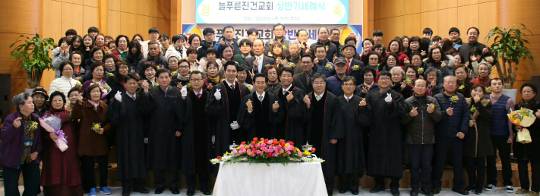 늘푸른진건교회의 2020 세례후 기념촬영 모습.