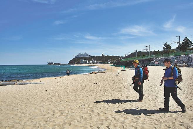 KTX 정동진역 앞의 정동진해수욕장. 정동진역과 묵호역, 동해역을 따라 해파랑길이 이어진다.