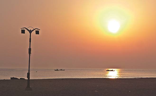 해파랑길 동해 구간을 걷노라면 마주치는 그림 같은 바다 풍경. 사진 이영철 여행작가