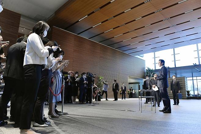 코로나19 긴급사태 선언 앞둔 아베 총리 (도쿄 교도=연합뉴스) 아베 신조(安倍晋三) 일본 총리가 6일 오후 일본 총리관저에서 신종 코로나바이러스 감염증(코로나19) 확산을 억제하기 위해 긴급사태를 선언할 뜻을 밝히고 있다. 2020.4.7