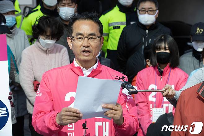 '막말 논란'으로 미래통합당 서울 관악갑 후보에서 제명이 결정된 김대호 후보가 8일 오전 서울 영등포구 미래통합당 중앙당사 앞에서 입장을 발표하고 있다.  © News1 이승배 기자