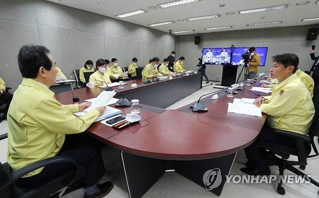 코로나19 중대본 회의에서 발언하는 정세균 총리 (세종=연합뉴스) 김주형 기자 = 정세균 국무총리(왼쪽)가 8일 오전 세종시 정부세종청사 위기관리종합상황실에서 열린 신종 코로나바이러스 감염증(코로나19) 대응 중앙재난안전대책본부 회의에서 발언하고 있다. kjhpress@yna.co.kr