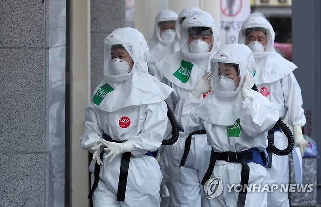 결의에 찬 의료진 (대구=연합뉴스) 손형주 기자 = 8일 오전 대구동산병원에서 코로나19 확진자 진료에 투입되는 의료진이 음압병동으로 향하고 있다.  handbrother@yna.co.kr