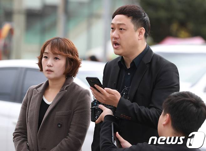 김디모데 예하운선교회 목사(사진 오른쪽)와 정혜민 브릿지임팩트 목사가 9일 오전 인천시 부평경찰서 앞에서 기자회견을 열고 입장을 밝히고 있다. 경찰은 현재 인천의 한 교회 목사가 10대 신도들을 상대로 그루밍 성폭행을 저질렀다는 의혹이 제기돼 수사에 착수했다.그루밍 성범죄는 가해자가 피해자에게 호감을 얻거나 돈독한 관계를 만들어 심리적으로 지배한 뒤, 성폭력을 가하는 범죄를 말한다.2028.11.9/뉴스1 © News1 정진욱 기자