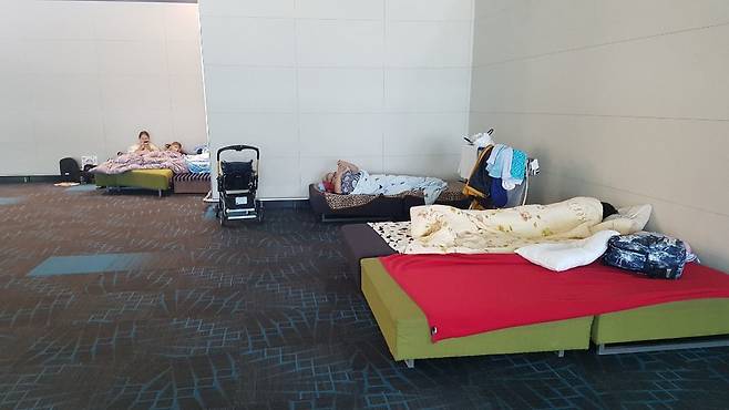 ‘코로나19’로 항공편이 끊긴 러시아인들이 인천공항 제1여객터미널 4층 환승구역에서 노숙생활을 하고 있다.