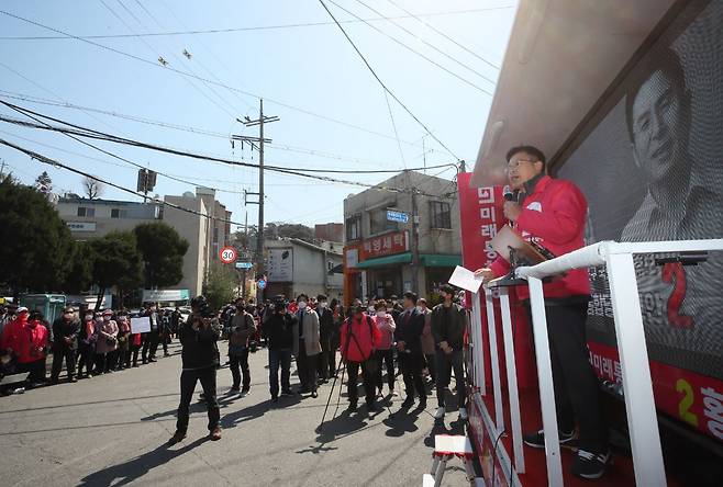 지난 8일 서울 종로에 출마한 황교안 미래통합당 후보가 8일 부암동 주민센터 앞에서 거리 유세를 하고 있다. [연합뉴스]