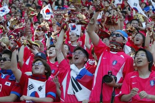 지난 2002년 월드컵 당시 한국 관중들의 모습. 중앙포토