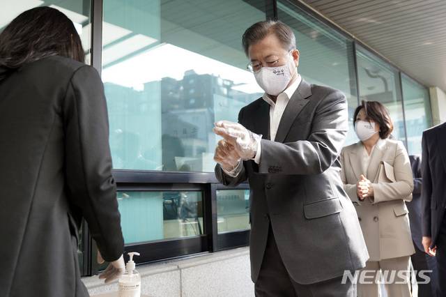 [서울=뉴시스]박영태 기자 = 문재인 대통령이 제21대 국회의원 선거 사전투표 첫 날인 10일 오전 서울 종로구 삼청동 주민센터에 마련된 사전투표소에서 투표를 하기 전 1회용 장갑을 착용하고 있다. 2020.04.10  since1999@newsis.com