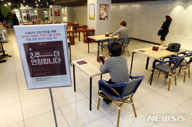 [대구=뉴시스] 이무열 기자 = 8일 오후 롯데백화점 대구점 식품관의 테이블이 비대면 식사를 위해 한쪽 면 의자가 모두 치워져 있다. 롯데백화점 대구점 측은 신종 코로나바이러스 감염증(코로나19) 확산 방지를 위해 오는 19일까지 매장 내에서 '사회적 거리 두기' 실천에 최선을 다할 것이라고 밝혔다. 2020.04.08.lmy@newsis.com