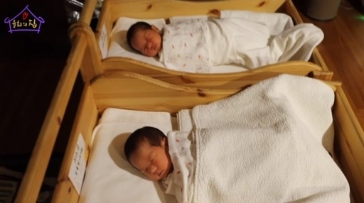 율희가 10일 유튜브 영상을 통해 지난 2월 11일 출산한 쌍둥이를 공개했다.